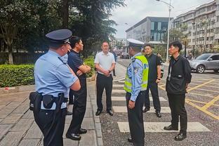 贝蒂斯主场下起“娃娃雨”，将送给贫困儿童当圣诞礼物